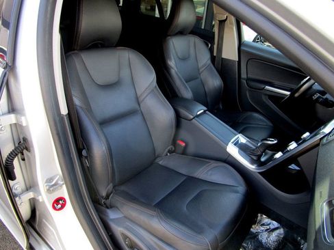 Used 2015 Volvo V60 T5 Cross Country w/ Convenience Package image 16