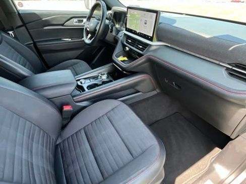 Used 2025 Ford Explorer ST-Line w/ ST-Line Street Pack AWD/4WD image 19