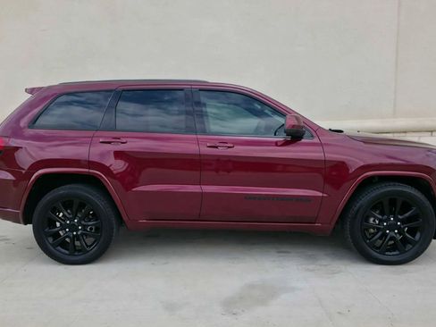Used 2017 Jeep Grand Cherokee Altitude image 2