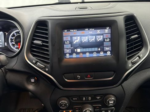 Used 2019 Jeep Cherokee Latitude Plus w/ Comfort/Convenience Group FWD image 29