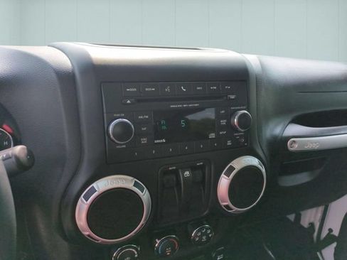 Used 2018 Jeep Wrangler Sahara w/ Connectivity Group AWD/4WD image 14