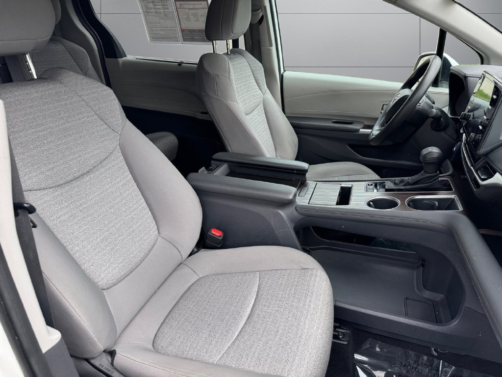 Used 2023 Toyota Sienna LE AWD/4WD image 17