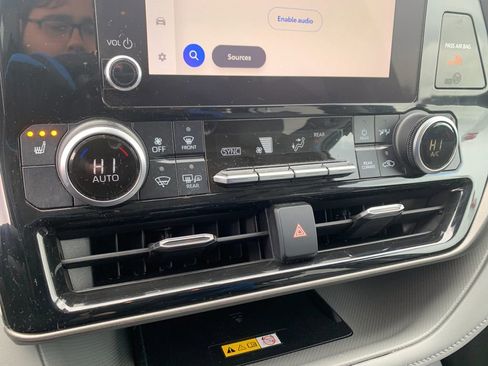 Used 2023 Toyota Highlander XLE FWD image 24