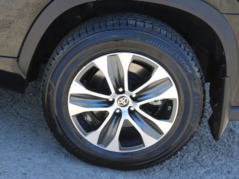 Used 2022 Toyota Highlander XLE AWD/4WD image 9