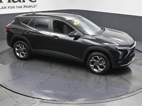 Used 2025 Chevrolet Trax LT FWD image 38