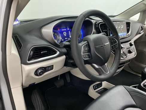 Used 2024 Chrysler Pacifica Touring-L FWD image 2