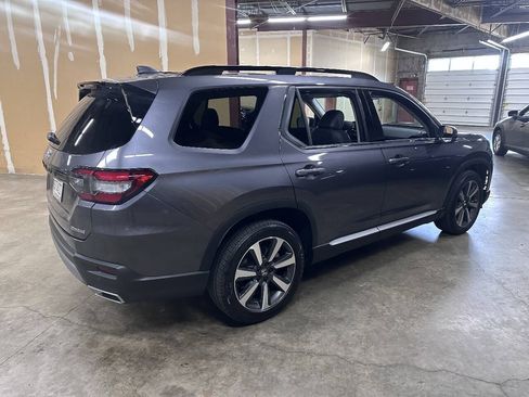 Used 2023 Honda Pilot Touring image 3