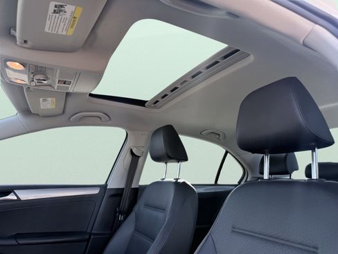 Used 2017 Volkswagen Jetta SE image 29