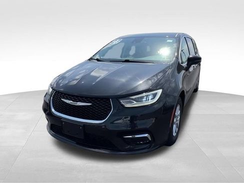 Used 2023 Chrysler Pacifica Touring-L FWD image 2