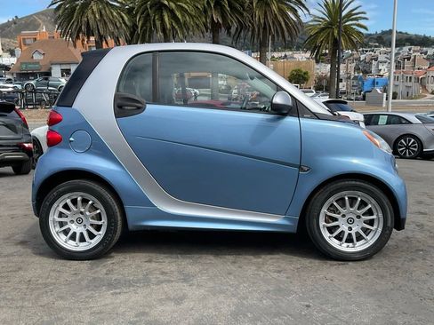 Used 2013 smart fortwo passion RWD image 2