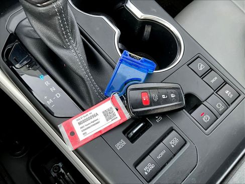 Used 2023 Toyota Highlander XLE image 32