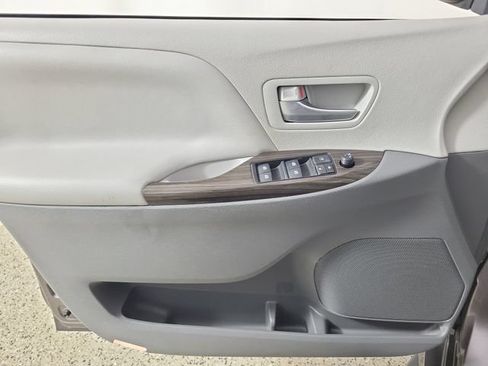 Used 2020 Toyota Sienna XLE Premium FWD image 22
