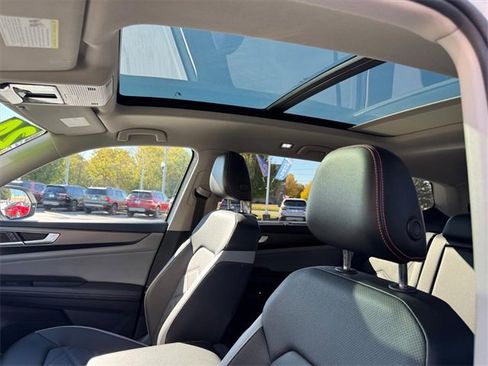 Used 2024 Volkswagen Atlas Peak Edition SE image 15