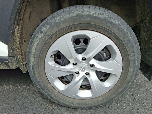 Used 2024 Toyota RAV4 LE AWD/4WD image 8