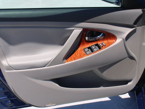 Used 2011 Toyota Camry XLE w/ XLE Extra-Value Pkg #2 FWD image 10