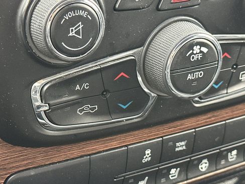 Used 2017 RAM 1500 Laramie image 28