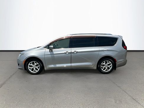Used 2017 Chrysler Pacifica Touring-L Plus w/ Advanced Safetytec Group FWD image 4