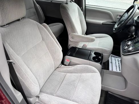 Used 2017 Toyota Sienna LE FWD image 18