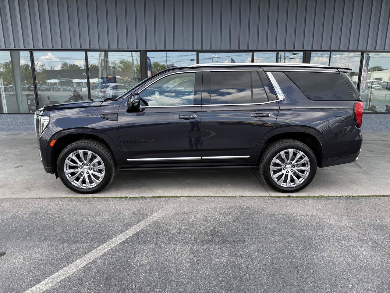 Used 2024 GMC Yukon Denali w/ Advanced Technology Package AWD/4WD image 7