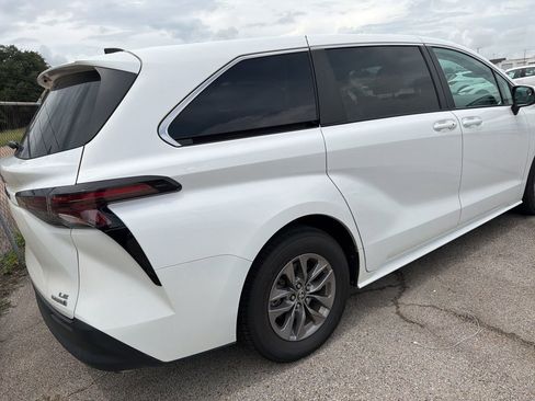 Used 2023 Toyota Sienna LE FWD image 5
