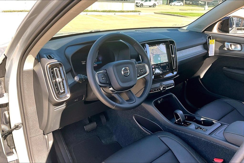 Used 2026 Volvo XC40 B4 Core FWD image 31