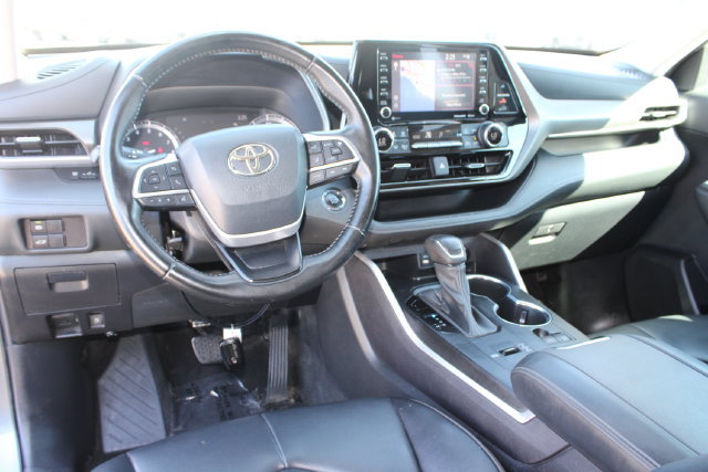 Used 2022 Toyota Highlander XLE FWD image 12