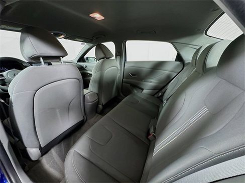 Used 2022 Hyundai Elantra SEL image 17