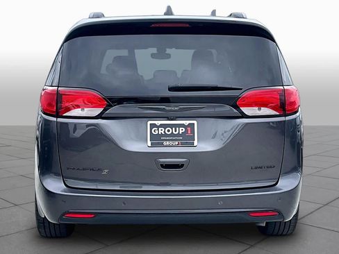 Used 2018 Chrysler Pacifica Limited w/ S Appearance Package FWD image 4