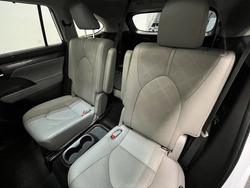 Used 2022 Toyota Highlander Platinum image 14