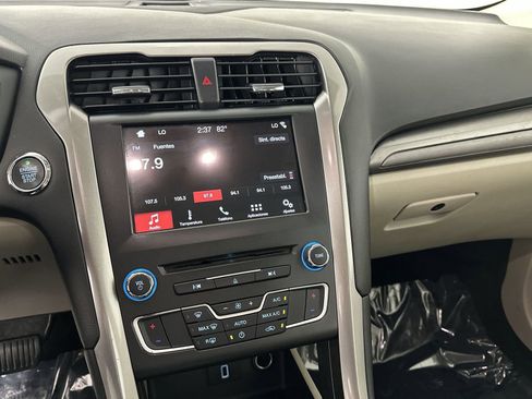 Used 2018 Ford Fusion SE w/ Fusion SE Technology Package FWD image 21