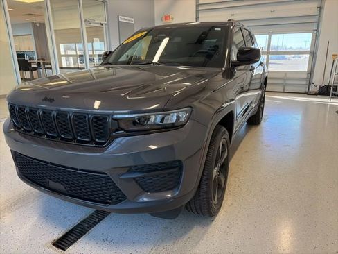 Used 2023 Jeep Grand Cherokee Altitude AWD/4WD image 5