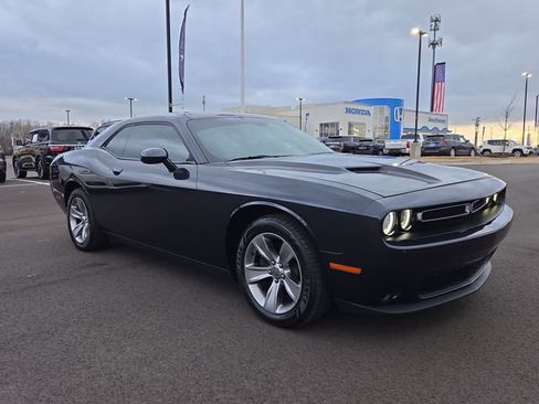 Used 2016 Dodge Challenger SXT image 7