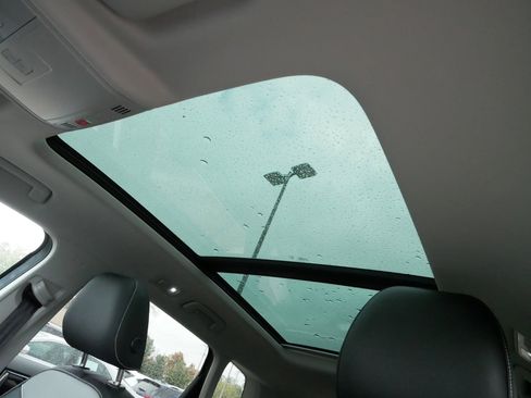 Used 2024 Volkswagen Taos SEL image 33