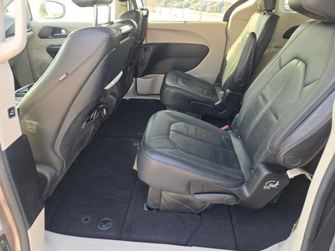 Used 2017 Chrysler Pacifica Touring-L Plus image 17