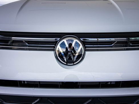 New 2026 Volkswagen Taos SE image 8