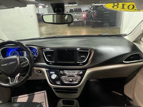 Used 2018 Chrysler Pacifica Touring-L FWD image 15