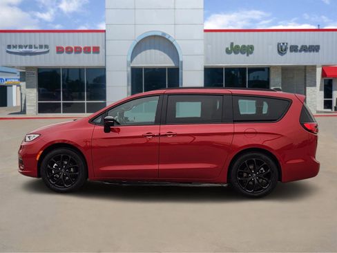 New 2026 Chrysler Pacifica Select image 4