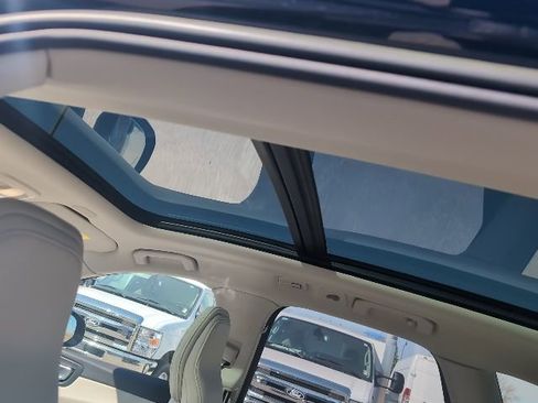 Used 2023 Volvo XC60 B5 Plus image 21