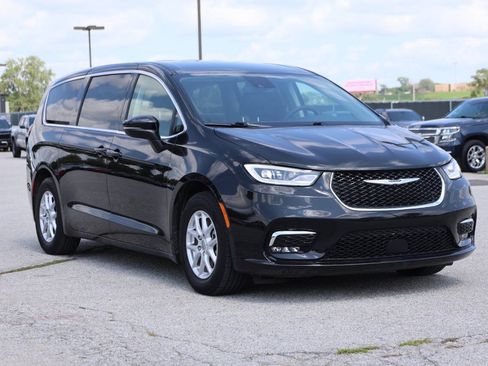 Used 2023 Chrysler Pacifica Touring-L FWD image 4