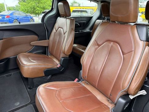 Used 2017 Chrysler Pacifica Limited w/ UConnect Theater Package FWD image 19