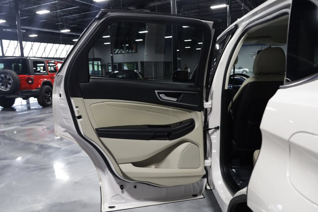 Used 2018 Ford Edge Titanium w/ Technology Package FWD image 19