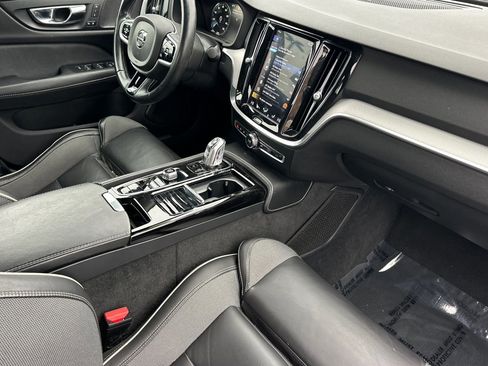 Used 2019 Volvo S60 T8 R-Design image 15