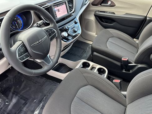 Used 2024 Chrysler Voyager LX image 10