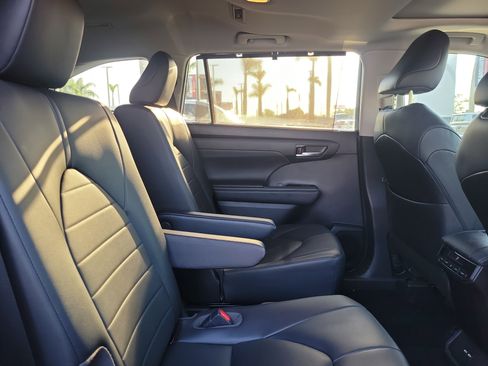 Used 2020 Toyota Highlander XLE image 15