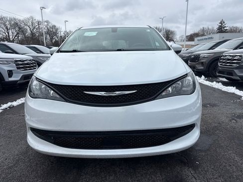 Used 2022 Chrysler Voyager LX image 3