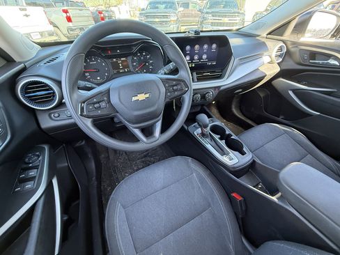 Used 2024 Chevrolet Trax LS image 18