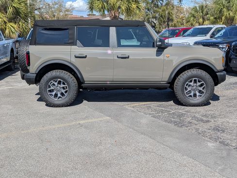 New 2025 Ford Bronco Badlands image 3
