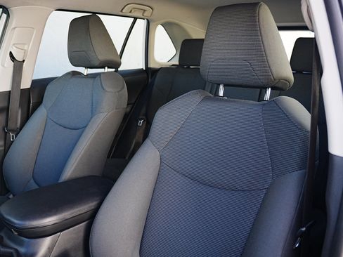 Used 2022 Toyota RAV4 LE image 10