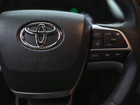 Used 2023 Toyota Sienna XLE FWD image 24