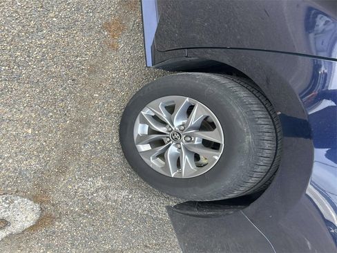 Certified 2024 Toyota Sienna XLE image 11